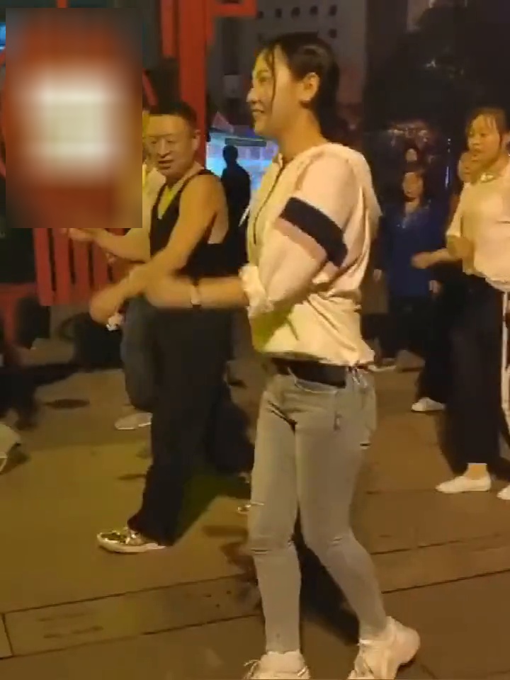 最新恋上广场舞，风靡全球的舞蹈热潮